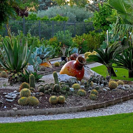 Il Giardino Del Te Hotel Барлета Екстериор снимка