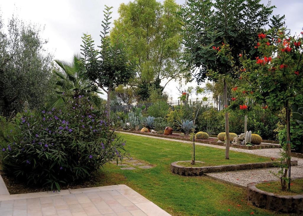 Il Giardino Del Te Hotel Барлета Екстериор снимка