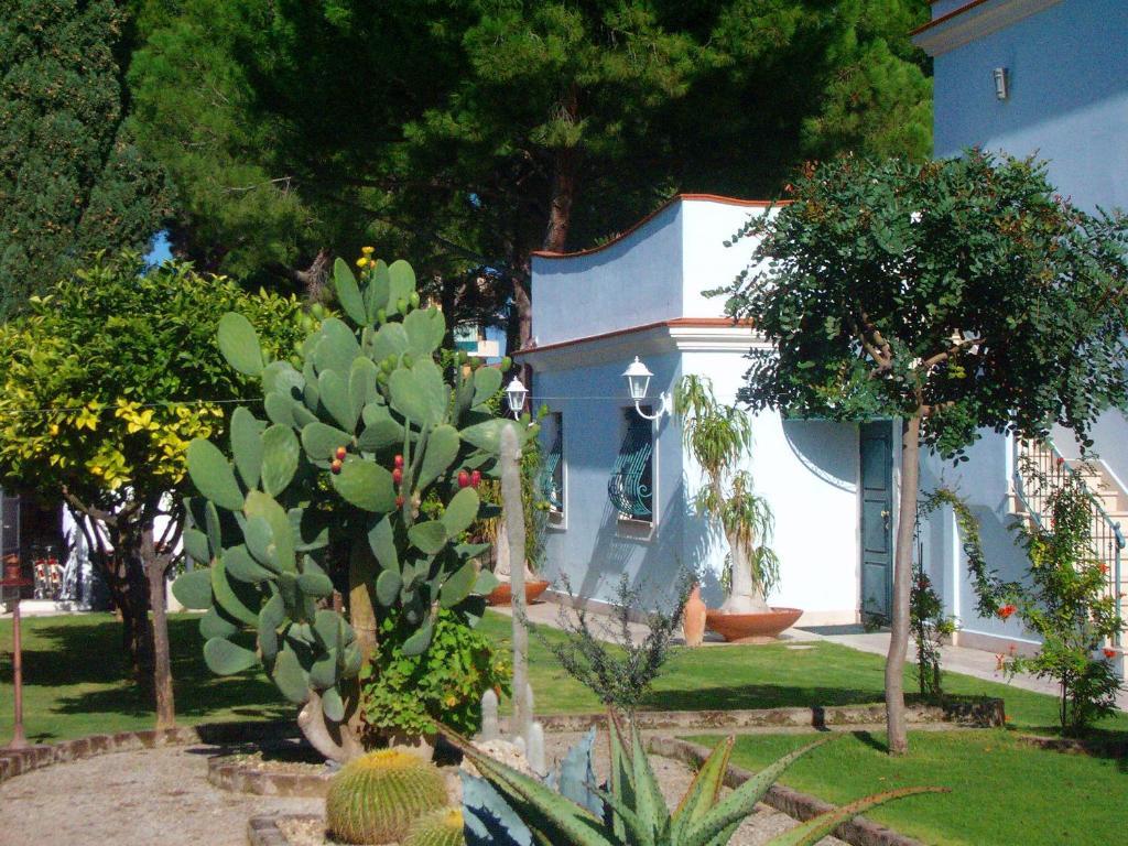 Il Giardino Del Te Hotel Барлета Екстериор снимка